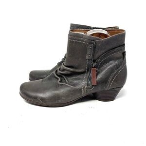 Cobb Hill by New Balance Gray Ankle Boots